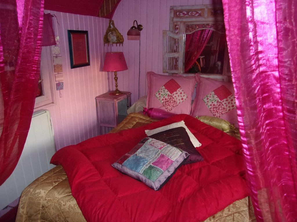 La Roulotte De Lola - Chambre D'Hotes La Celle  Exterior foto